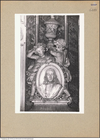 Vorderseite von Sopr. BAS NA [https://www.deutsche-digitale-bibliothek.de/content/lizenzen/rv-ez/] Grabmal des Giureconsulto Vincenzo Ippolito - Frontalansicht, bh182523_recto. Foto.