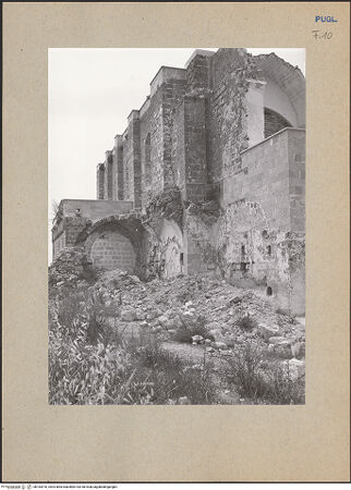 Vorderseite von Sopr. BAS BA [https://www.deutsche-digitale-bibliothek.de/content/lizenzen/rv-ez/] Santa Maria di Casole - Südseite von Osten, bh183970_recto. Foto.