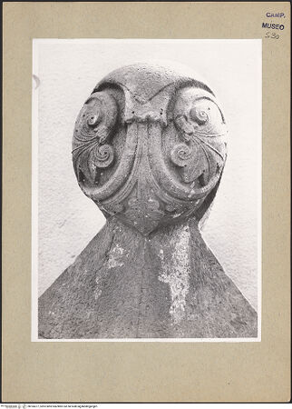 Vorderseite von Hutzel, Max [https://www.deutsche-digitale-bibliothek.de/content/lizenzen/rv-ez/] Herme mit Knospenornament - Frontalansicht, bh184277_recto. Foto: Hutzel, Max.