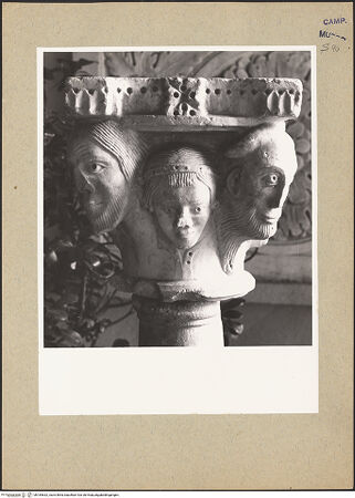 Vorderseite von Hutzel, Max [https://www.deutsche-digitale-bibliothek.de/content/lizenzen/rv-ez/] Figurenkapitell - Frontalansicht, bh184632_recto. Foto: Hutzel, Max.