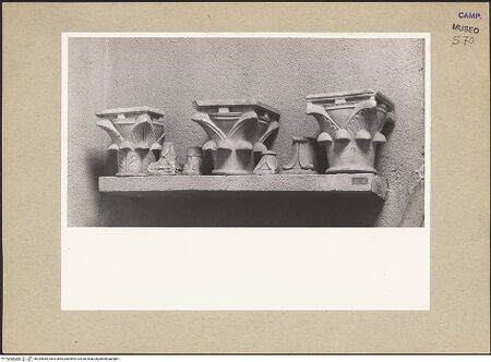 Vorderseite von Hutzel, Max [https://www.deutsche-digitale-bibliothek.de/content/lizenzen/rv-ez/] Kapitelle aus der Porta Capuana - Gesamtansicht, bh184638_recto. Foto: Hutzel, Max.