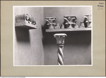 Vorderseite von Hutzel, Max [https://www.deutsche-digitale-bibliothek.de/content/lizenzen/rv-ez/] Säule mit Kapitell - Teilansicht, bh184640_recto. Foto: Hutzel, Max.