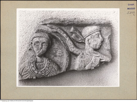 Vorderseite von Hutzel, Max [https://www.deutsche-digitale-bibliothek.de/content/lizenzen/rv-ez/] Relief (Vorderseite eines Sarkophags?) - Gesamtansicht, bh184645_recto. Foto: Hutzel, Max.