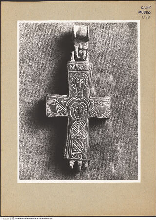 Vorderseite von Hutzel, Max [https://www.deutsche-digitale-bibliothek.de/content/lizenzen/rv-ez/] Kreuz-Enkolpion - Detail: Madonna, bh184674_recto. Foto: Hutzel, Max.