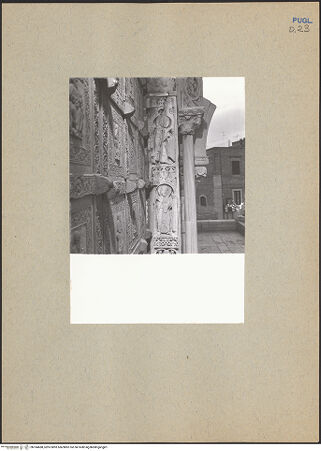 Vorderseite von ICCD [https://www.deutsche-digitale-bibliothek.de/content/lizenzen/rv-ez/] HauptportalTürpfosten: Szenen aus dem alten Testament und Propheten - Rechter Türpfosten, Propheten, bh184688_recto. Foto.