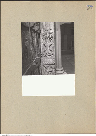 Vorderseite von ICCD [https://www.deutsche-digitale-bibliothek.de/content/lizenzen/rv-ez/] HauptportalTürpfosten: Szenen aus dem alten Testament und Propheten - Rechter Türpfosten, unteres Teil, Detail, bh184690_recto. Foto.