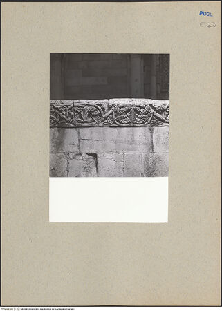 Vorderseite von ICCD [https://www.deutsche-digitale-bibliothek.de/content/lizenzen/rv-ez/] Gesims der Brüstung des Zugangs zur Krypta des Heiligen Nikolaus - Teilansicht, bh184692_recto. Foto.