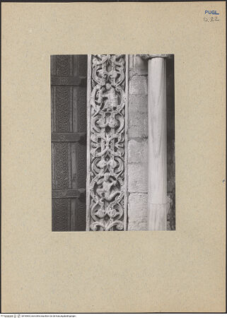 Vorderseite von ICCD [https://www.deutsche-digitale-bibliothek.de/content/lizenzen/rv-ez/] HauptportalTürpfosten: Szenen aus dem alten Testament und Propheten - Rechter Türpfosten, unteres Teil, Äußere, bh184693_recto. Foto.