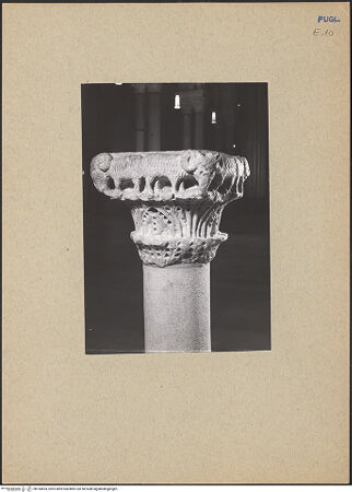 Vorderseite von ICCD [https://www.deutsche-digitale-bibliothek.de/content/lizenzen/rv-ez/] Kapitell als Weihwasserbecken wiederverwendet - Gesamtansicht, bh184694_recto. Foto.