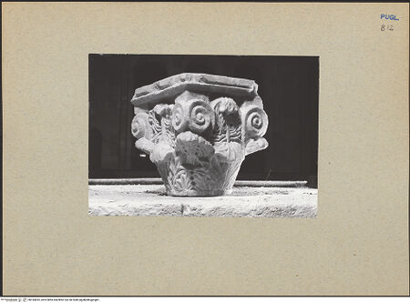 Vorderseite von ICCD [https://www.deutsche-digitale-bibliothek.de/content/lizenzen/rv-ez/] Kapitell des Ziboriums der alten Kirche Santa Maria - Gesamtansicht, bh184695_recto. Foto.