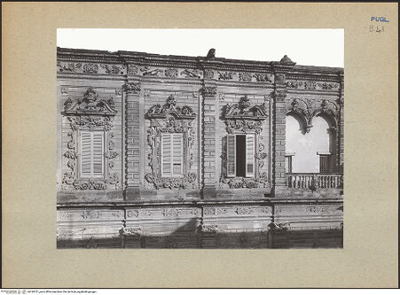 Vorderseite von ICCD [https://www.deutsche-digitale-bibliothek.de/content/lizenzen/rv-ez/] Palazzo del Governo - Fenstergruppe, rechts, bh184721_recto. Foto.