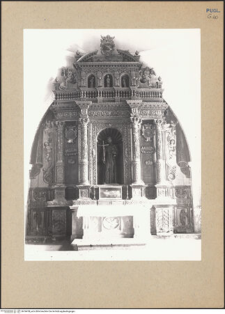 Vorderseite von Sopr. Bari [https://www.deutsche-digitale-bibliothek.de/content/lizenzen/rv-ez/] Altar mit der Statue des heiligen Franziskus - Gesamtansicht, bh184788_recto. Foto.