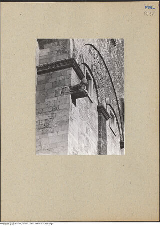 Vorderseite von ICCD [https://www.deutsche-digitale-bibliothek.de/content/lizenzen/rv-ez/] CattedraleSüdfassadeSüdquerhausarm - Detail, Sphinx, bh184896_recto. Foto.