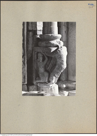 Vorderseite von ICCD [https://www.deutsche-digitale-bibliothek.de/content/lizenzen/rv-ez/] HauptportalLöwen als Tragfiguren und Atlanten - Atlanten rechts, bh184897_recto. Foto.