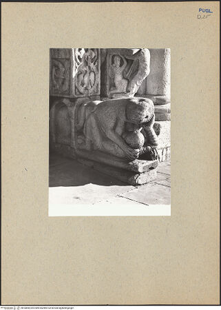 Vorderseite von ICCD [https://www.deutsche-digitale-bibliothek.de/content/lizenzen/rv-ez/] HauptportalLöwen als Tragfiguren und Atlanten - Löwe und Atlanten rechts, bh184898_recto. Foto.