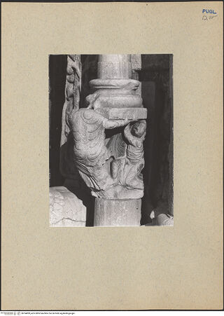 Vorderseite von ICCD [https://www.deutsche-digitale-bibliothek.de/content/lizenzen/rv-ez/] HauptportalLöwen als Tragfiguren und Atlanten - Atlanten rechts, bh184899_recto. Foto.