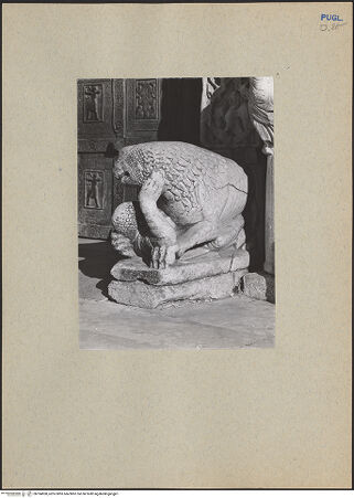 Vorderseite von ICCD [https://www.deutsche-digitale-bibliothek.de/content/lizenzen/rv-ez/] HauptportalLöwen als Tragfiguren und Atlanten - Rechter Löwe, bh184900_recto. Foto.