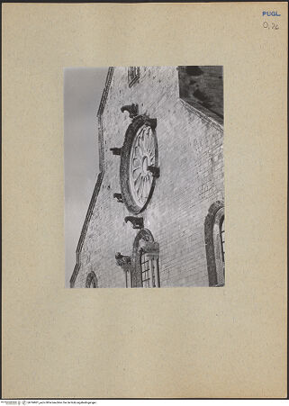 Vorderseite von ICCD [https://www.deutsche-digitale-bibliothek.de/content/lizenzen/rv-ez/] Fensterrose und Konsolen der Hauptfassade - Shrägansicht von rechts, bh184901_recto. Foto.