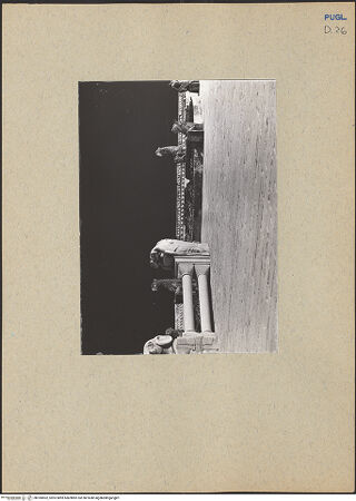 Vorderseite von ICCD [https://www.deutsche-digitale-bibliothek.de/content/lizenzen/rv-ez/] Fensterrose und Konsolen der Hauptfassade - Shrägansicht von unten rechts, bh184902_recto. Foto.