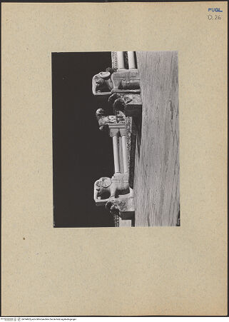 Vorderseite von ICCD [https://www.deutsche-digitale-bibliothek.de/content/lizenzen/rv-ez/] Mittleres Rundbogenfenster und Konsolen der Hauptfassade - Shrägansicht von unten rechts, bh184903_recto. Foto.