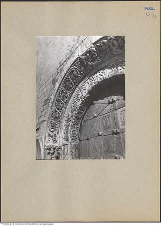 Vorderseite von ICCD [https://www.deutsche-digitale-bibliothek.de/content/lizenzen/rv-ez/] HauptportalArchivolten mit Tieren und fantastischen Kreaturen - Linke Seite, bh184906_recto. Foto.