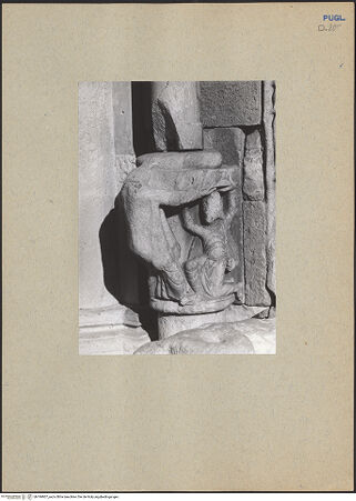 Vorderseite von ICCD [https://www.deutsche-digitale-bibliothek.de/content/lizenzen/rv-ez/] HauptportalLöwen als Tragfiguren und Atlanten - Atlanten links, bh184907_recto. Foto.