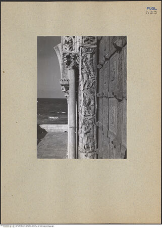 Vorderseite von ICCD [https://www.deutsche-digitale-bibliothek.de/content/lizenzen/rv-ez/] HauptportalTürpfosten: Szenen aus dem alten Testament und Propheten - Linker Türpfosten, Jakob ringt mit dem Engel und Jakobs Traum, bh184908_recto. Foto.