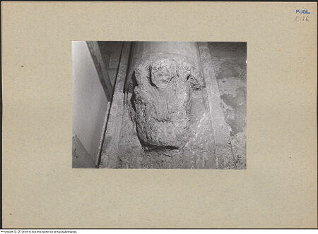 Vorderseite von ICCD [https://www.deutsche-digitale-bibliothek.de/content/lizenzen/rv-ez/] CattedraleSüdliches Seitenschiff - Kryptazugang, Detail: Atlant einer Halbsäule, bh184914_recto. Foto.