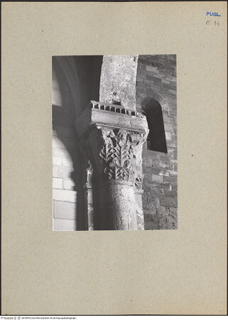 Vorderseite von ICCD [https://www.deutsche-digitale-bibliothek.de/content/lizenzen/rv-ez/] Kapitelle der Seitenschiffe - Nördliches Seitenschiff, siebte Halbsäulenvorlage, Kapitell, bh184935_recto. Foto.