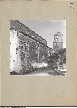 Vorderseite von Sopr. Gall. Bari [https://www.deutsche-digitale-bibliothek.de/content/lizenzen/rv-ez/] Abbazia di Santa Maria di CerrateSüdseite des Langhauses - Rechtes Seitenschiff, Außenwand (vor der Restaurierung), bh185223_recto. Foto.