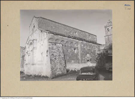 Vorderseite von Sopr. Gall. Bari [https://www.deutsche-digitale-bibliothek.de/content/lizenzen/rv-ez/] Abbazia di Santa Maria di CerrateSüdseite des Langhauses - Rechtes Seitenschiff, Außenwand (vor der Restaurierung), bh185238_recto. Foto.