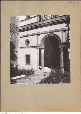 Vorderseite von Sopr. Mon. Laz. [https://www.deutsche-digitale-bibliothek.de/content/lizenzen/rv-ez/] Palazzo Costaguti - Serliana im Hof, bh185467_recto. Foto.