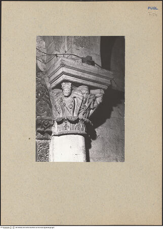 Vorderseite von ICCD [https://www.deutsche-digitale-bibliothek.de/content/lizenzen/rv-ez/] KapitelleKapitell mit Erzengel (auf der rechten Seite des Portals) - Ansicht von links, bh185488_recto. Foto.