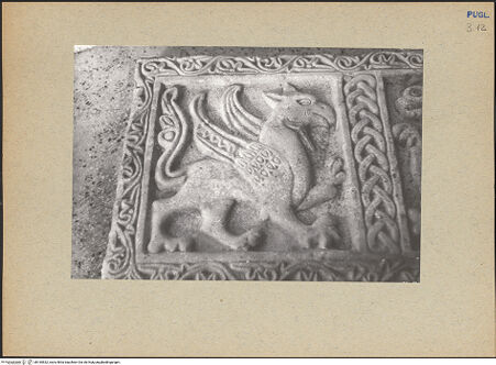 Vorderseite von Schwedhelm, Sabine [https://www.deutsche-digitale-bibliothek.de/content/lizenzen/rv-ez/] Reliefplatte mit Greif und Löwen - Linke Seite, bh185532_recto. Foto: Schwedhelm, Sabine.