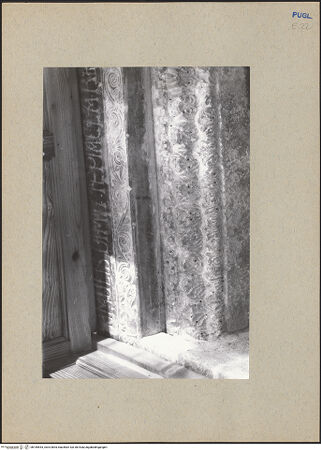 Vorderseite von Schwedhelm, Sabine [https://www.deutsche-digitale-bibliothek.de/content/lizenzen/rv-ez/] Architrav des südlichen Zugangs zur Krypta - Teilansicht (linke Seite), bh185543_recto. Foto: Schwedhelm, Sabine.