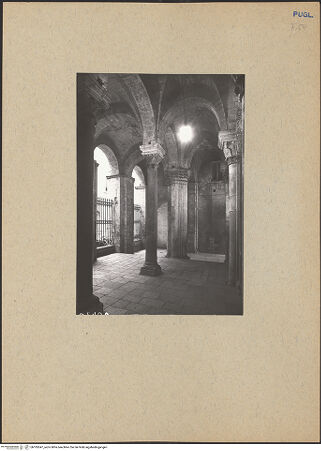 Vorderseite von ICCD [https://www.deutsche-digitale-bibliothek.de/content/lizenzen/rv-ez/] Chiesa di OgnissantiPortikus - Innenansicht von Südosten, bh185547_recto. Foto.