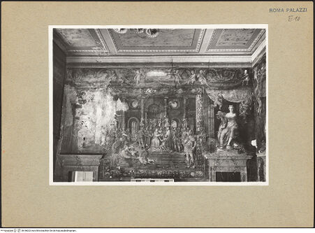 Vorderseite von Sopr. Mon. Laz. [https://www.deutsche-digitale-bibliothek.de/content/lizenzen/rv-ez/] Szenen aus dem Leben von Papst Paul III.Papst Paul III. krönt einen Farnese-Prinzen (entweder seinen Sohn Pierluigi oder den Neffen Ottavio), Allegorien von Fama und Gloria - Gesamtansicht der Westwand, bh186023_recto. Foto.