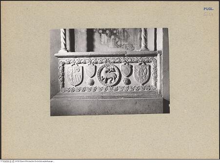 Vorderseite von ICCD [https://www.deutsche-digitale-bibliothek.de/content/lizenzen/rv-ez/] Grabmal der Familie Passasepe-Lambertini - Detail: Sarkophag, bh186163_recto. Foto.