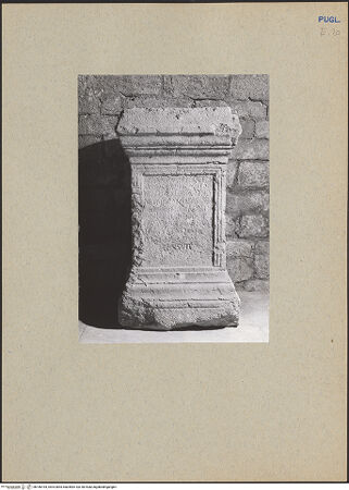 Vorderseite von ICCD [https://www.deutsche-digitale-bibliothek.de/content/lizenzen/rv-ez/] Römischer Altar mit Inschrift - Gesamtansicht, bh186164_recto. Foto.