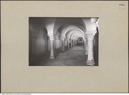 Vorderseite von ICCD [https://www.deutsche-digitale-bibliothek.de/content/lizenzen/rv-ez/] CattedraleUnterkircheSanta Maria della Scala - Blick in den Raum von Südwesten, bh186166_recto. Foto.