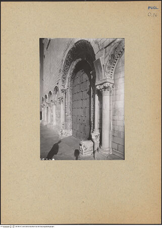 Vorderseite von ICCD [https://www.deutsche-digitale-bibliothek.de/content/lizenzen/rv-ez/] CattedraleWestfassadeAtrium und Portalzone der Oberkirche - Vorhallengliederung von Südwesten, bh186167_recto. Foto.