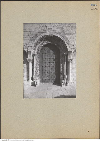 Vorderseite von ICCD [https://www.deutsche-digitale-bibliothek.de/content/lizenzen/rv-ez/] CattedraleWestfassadeAtrium und Portalzone der Oberkirche - Hauptportal, bh186168_recto. Foto.