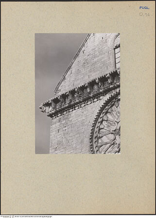 Vorderseite von ICCD [https://www.deutsche-digitale-bibliothek.de/content/lizenzen/rv-ez/] CattedraleSüdfassadeSüdquerhausarm - Oberes Gesims, linke Seite, bh186174_recto. Foto.