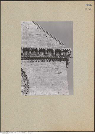 Vorderseite von ICCD [https://www.deutsche-digitale-bibliothek.de/content/lizenzen/rv-ez/] CattedraleSüdfassadeSüdquerhausarm - Oberes Gesims, rechte Seite, bh186175_recto. Foto.