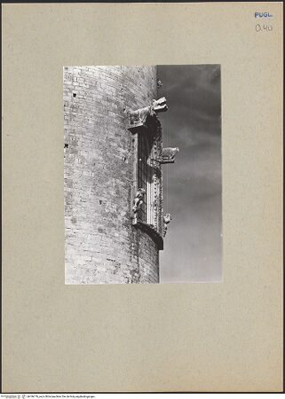 Vorderseite von ICCD [https://www.deutsche-digitale-bibliothek.de/content/lizenzen/rv-ez/] Fenster und Konsolfiguren der Mittelapsis - Seitenansicht von Südosten, bh186176_recto. Foto.