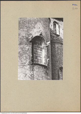 Vorderseite von ICCD [https://www.deutsche-digitale-bibliothek.de/content/lizenzen/rv-ez/] Fenster und Konsolfiguren der Mittelapsis - Gesamtansicht von Südosten, bh186177_recto. Foto.