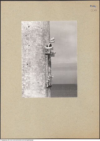 Vorderseite von ICCD [https://www.deutsche-digitale-bibliothek.de/content/lizenzen/rv-ez/] Fenster und Konsolfiguren der Mittelapsis - Schrägansicht, bh186178_recto. Foto.