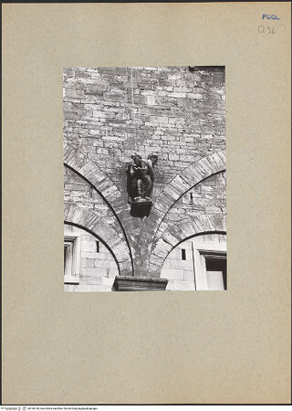 Vorderseite von ICCD [https://www.deutsche-digitale-bibliothek.de/content/lizenzen/rv-ez/] Konsole mit zwei Männern und Ochsen - Gesamtansicht, bh186180_recto. Foto.