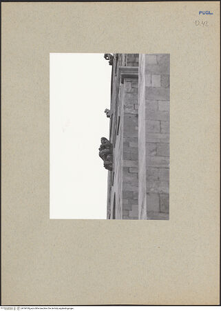 Vorderseite von ICCD [https://www.deutsche-digitale-bibliothek.de/content/lizenzen/rv-ez/] Konsole mit Samson (oder David) im Kampf mit dem Löwen - Profil von rechts, bh186189_recto. Foto.