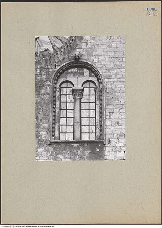 Vorderseite von ICCD [https://www.deutsche-digitale-bibliothek.de/content/lizenzen/rv-ez/] CattedraleSüdfassadeSüdquerhausarm - Zwillingsfenster rechts von der Rosefenster, bh186191_recto. Foto.